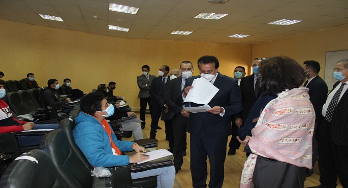 بالصور.. وزير التعليم العالي يتفقد عددا من لجان الامتحانات بالجامعات الخاصة والمعاهد العليا