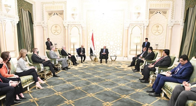 خلال لقائه جريفيث.. الرئيس اليمني: سنتعاطي بإيجابية مع أي مبادرات وجهود لإحلال السلام في اليمن