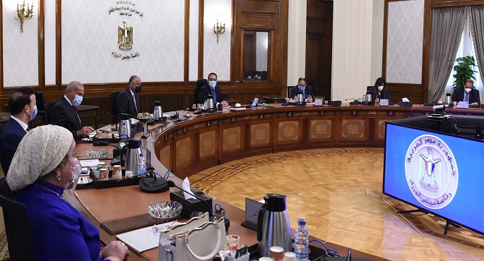 بالصور.. رئيس الوزراء يستعرض عددا من الملفات المشتركة بين الحكومة والبنك المركزي