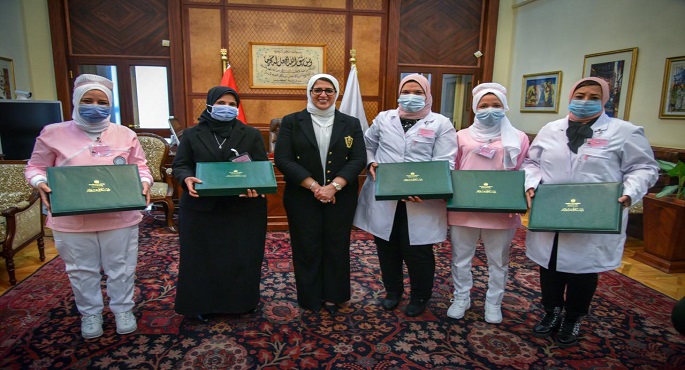 بالصور.. تزامنا مع الاحتفال بعيد الأم.. وزيرة الصحة تؤكد للطبيبات والممرضات تقدير الرئيس السيسي لدورهن خلال التصدي لكورونا