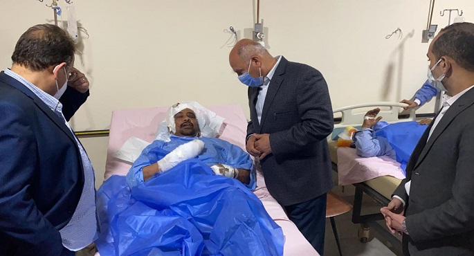 بالصور.. وزير النقل يزور مصابي حادث  تصادم قطاري  ١٥٧ و٢٠١١ في مستشفى سوهاج العام