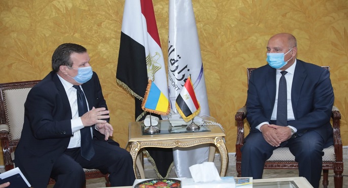 بالصور .. وزير النقل يبحث مع السفير الأوكراني بالقاهرة أوجه التعاون المشترك