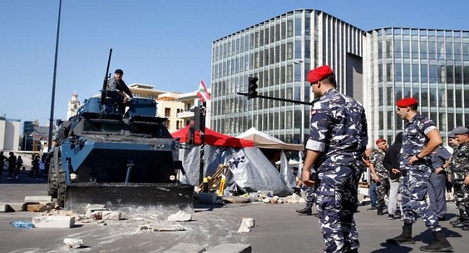 الجيش اللبناني يبدأ إزالة الحواجز وفتح الطرق التي أغلقها المتظاهرون