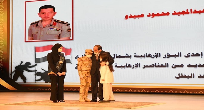 بالصور.. الرئيس السيسي: شرفت بتكريم أسر شهداء ومصابي القوات المسلحة