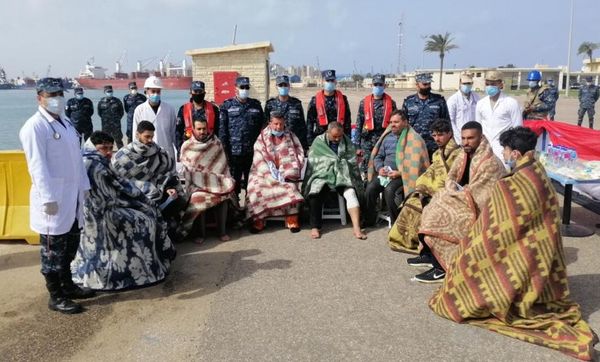 بالصور.. القوات البحرية تنجح فى إنقاذ طاقم سفينة نقل بضائع بعد تعرضها للغرق