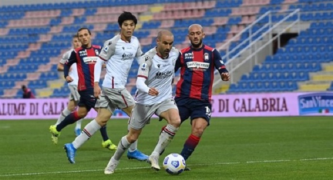 فوز بولونيا على كروتوني 3-2 بالدوري الإيطالي لكرة القدم