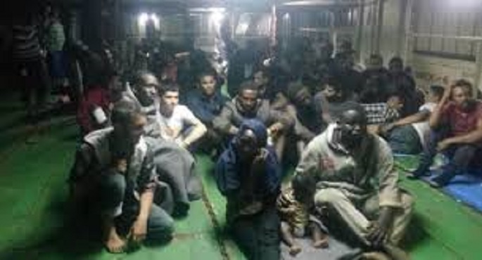 تحرير 120 مهاجراً كانوا محتجزين رهائن غرب ليبيا