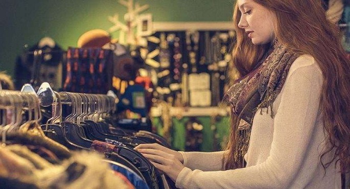 حيل اختيار الملابس والإكسسوارات لمرأة تبدو أصغر سنا