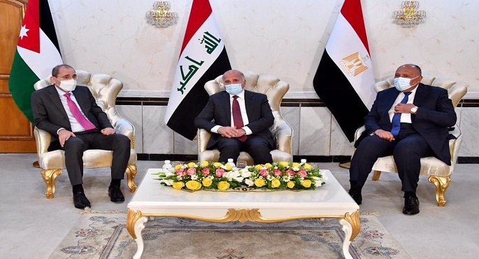 شكري يصل إلى بغداد للمشاركة في الاجتماع الوزاري بين مصر والأردن والعراق