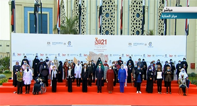 الرئيس السيسي يلتقط صورة تذكارية قبيل احتفالية تكريم “المرأة المصرية والأم المثالية 2021”