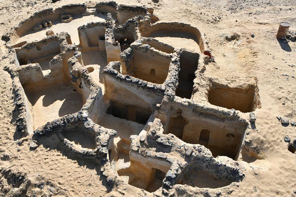 بالصور.. كشف اثرى جديد لمباني بالطوب اللبني بالواحات البحرية