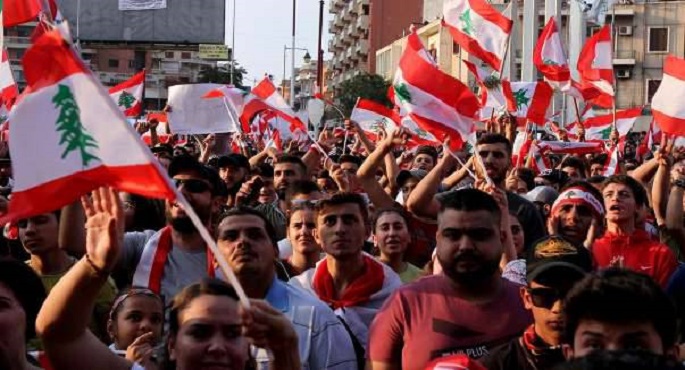 متظاهرون لبنانيون ينظمون مسيرة احتجاجية بالطريق المؤدي إلى القصر الرئاسي