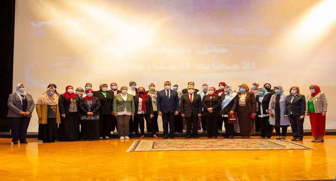 بالصور .. وزير الدولة للإنتاج الحربي” يكرّم الأمهات المثاليات