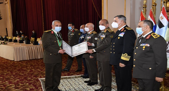 بالفيديو والصور .. وزير الدفاع يكرم قادة القوات المسلحة المحالين للتقاعد
