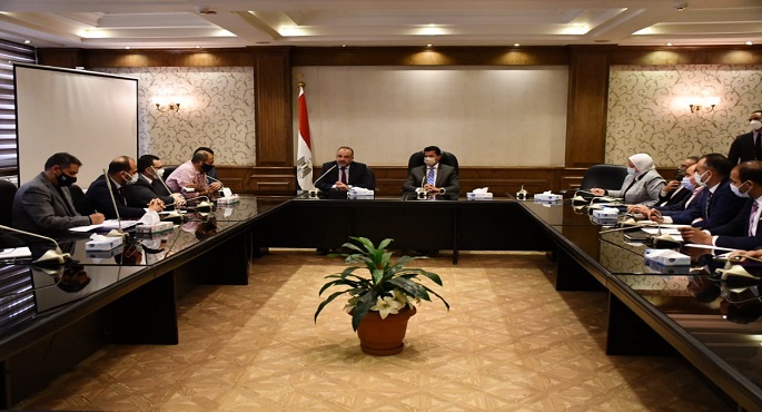 بالصور.. وزير الرياضة يبحث آخر استعدادات بطولة العالم للسلاح