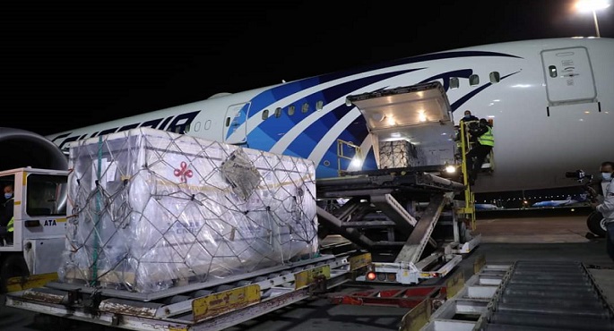 بالصور .. وزيرة الصحة : استقبال 300 ألف جرعة من لقاح فيروس كورونا هدية من الصين لمصر بمطار القاهرة الدولي