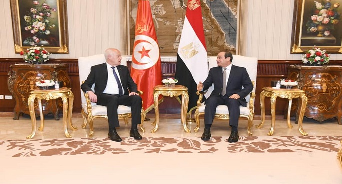 بالصور.. الرئيس السيسي يستقبل نظيره التونسي قيس سعيد بمطار القاهرة