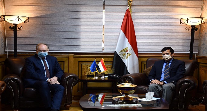 بالصور .. وزير الشباب والرياضة يبحث سُبل التعاون مع سفير الاتحاد الأوروبي بالقاهرة