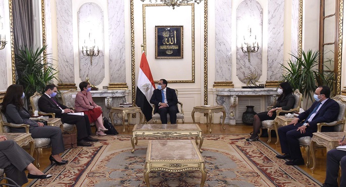بالصور .. رئيس الوزراء يلتقى رئيسة البنك الأوروبي لإعادة الإعمار والتنمية