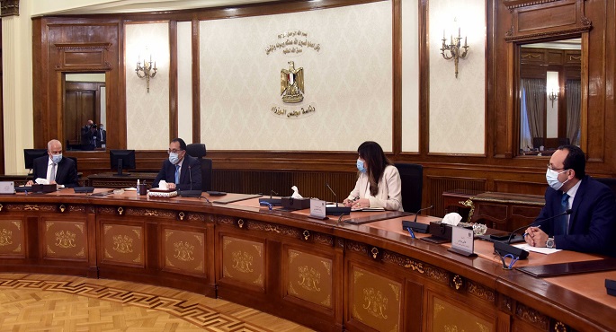 بالصور .. رئيس الوزراء يتابع مع محافظ الجيزة المشروعات الجاري تنفيذها في المحافظة