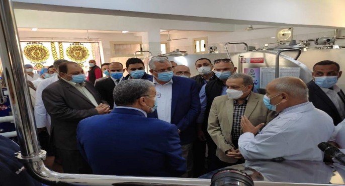 بالصور .. وزيرا الزراعة والإنتاج الحربي ومحافظ المنيا يفتحون المركز النموذجي لتجميع الألبان بأبو قرقاص