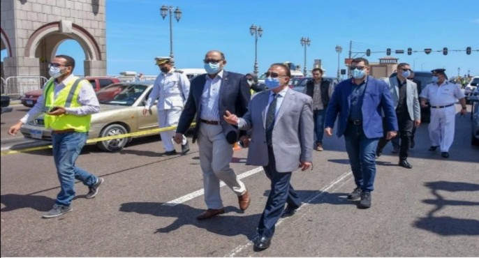 بالصور.. محافظ الإسكندرية يتفقد أعمال إصلاح فواصل كوبرى ستانلي