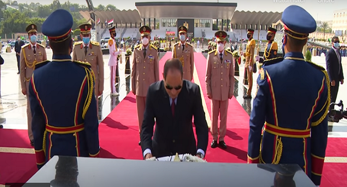 بالفيديو .. الرئيس السيسى يضع إكليل الزهور على قبر الجندى المجهول بمناسبة تحرير سيناء