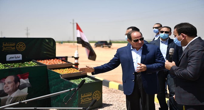 بالصور.. الرئيس السيسي يتفقد مشروع “مستقبل مصر” للإنتاج الزراعي بالصحراء الغربية