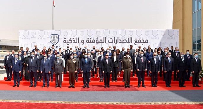 بالفيديو والصور.. الرئيس السيسي يفتتح مجمع الإصدارات المؤمنة والذكية
