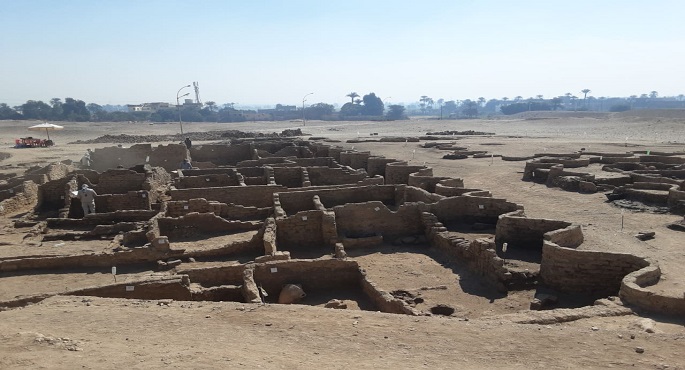 بالصور.. زاهي حواس يعلن اكتشاف المدينة الذهبية المفقودة في الأقصر