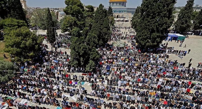 25 ألف فلسطيني يؤدون صلاة الجمعة في المسجد الأقصى وسط إجراءات إسرائيلية مُشددة