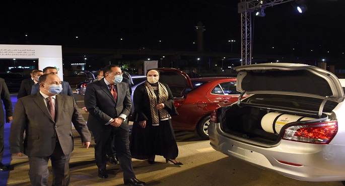 بالصور.. رئيس الوزراء يُسلم مفاتيح أول دفعة من السيارات الجديدة للمستفيدين بالمبادرة الرئاسية لإحلال المركبات للعمل بالغاز
