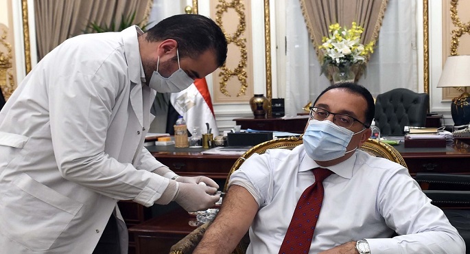 بالصور.. رئيس الوزراء يتلقى اللقاح المضاد لفيروس كورونا