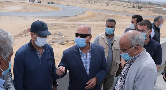 بالصور .. وزير النقل يتابع اللمسات النهائية للمرحلة الأولى من مشروع تطوير الصعيد الصحراوي الغربي