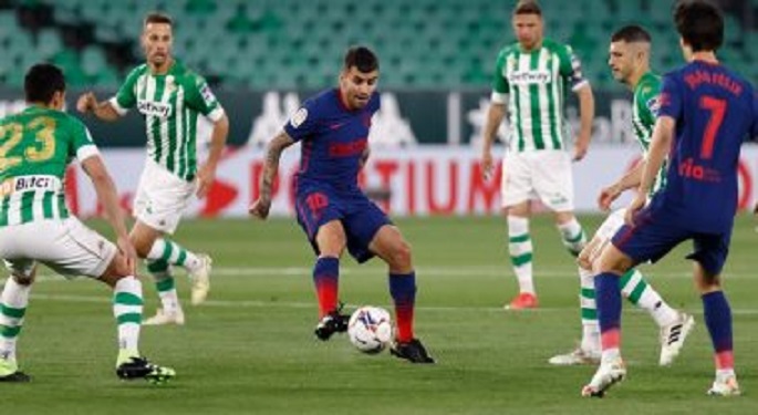 أتلتيكو يتعثر بالتعادل مع بيتيس ويعود لصدارة الدوري الإسباني