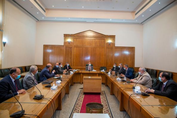 وزير الموارد المائية يكرم أعضاء لجنة إعداد قانون الموارد المائية والرى الجديد