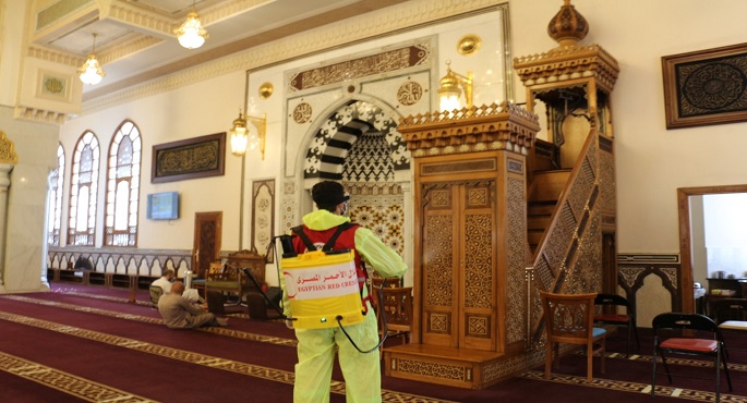 بالصور.. الهلال الأحمر المصري يجري أكبر عملية تعقيم للمساجد في ١٠ محافظات