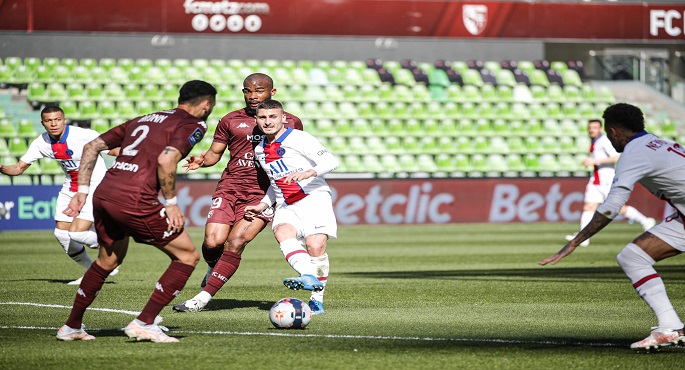 باريس سان جيرمان يتصدر الدوري الفرنسي مؤقتا بفوزه على ميتز 3-1