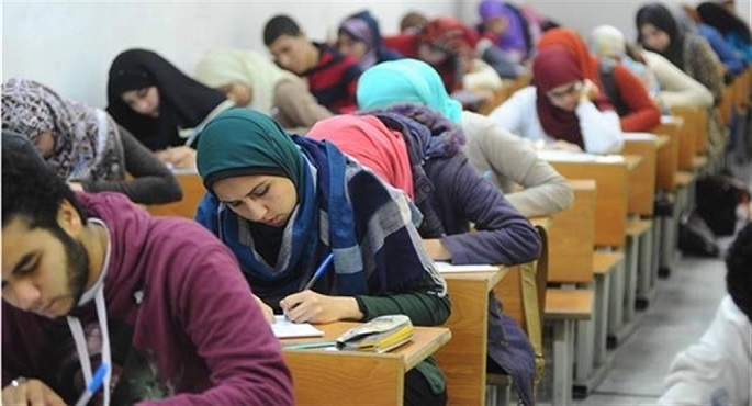 طلاب الثانوية العامة ينتهون اليوم من امتحان أبريل التجريبى بعد تحديثات التابلت