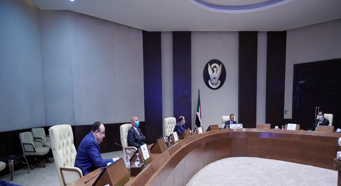 رئيس وزراء السودان يستقبل وزيري النقل والمالية ويشيد بتطور البنية التحتية والإصلاح الاقتصادي بمصر