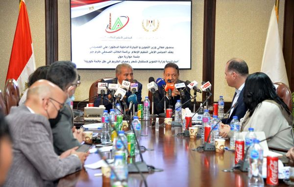 بالصور..جلسة حوارية بالأعلى لتنظيم الإعلام بحضور وزير التموين