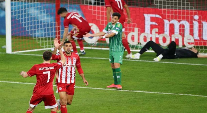 كوكا يقود أولمبياكوس للفوز على باناثينايكوس وحسم لقب الدوري اليوناني