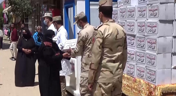 بالصور والفيديو.. القوات المسلحة توزع آلاف من الحصص الغذائية المجانية بالمناطق الأكثر إحتياجاً