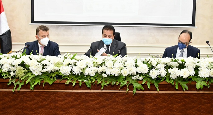 بالصور.. وزير التعليم العالي يوجه بتنفيذ الإجراءات الاحترازية للحد من انتشار فيروس كورونا بالجامعات والمعاهد
