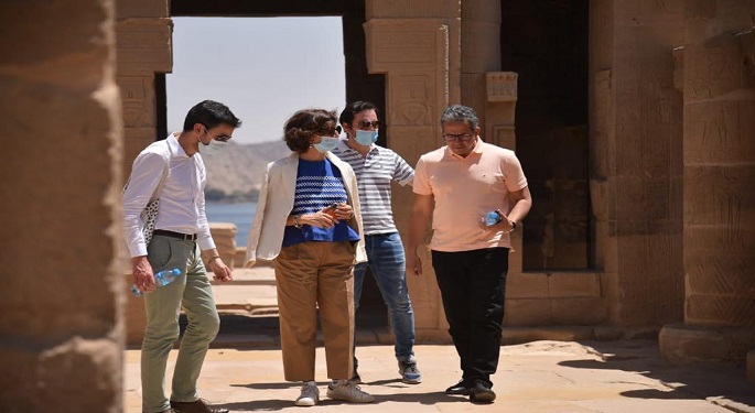 بالصور.. وزير السياحة ومدير عام اليونسكو يتفقدان أعمال تطوير السوق السياحي القديم بأسوان