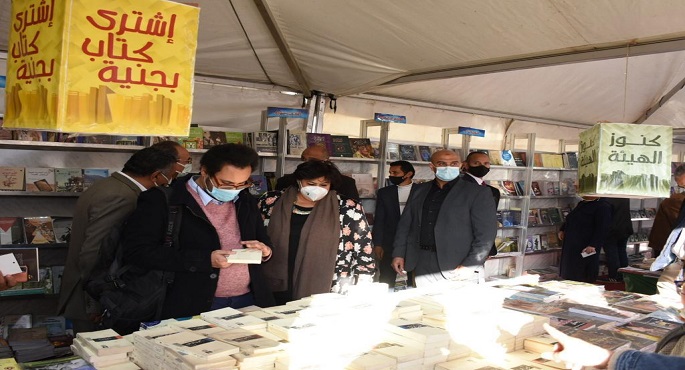 وزيرة الثقافة تتفقد معرض الإسكندرية التاسع للكتاب