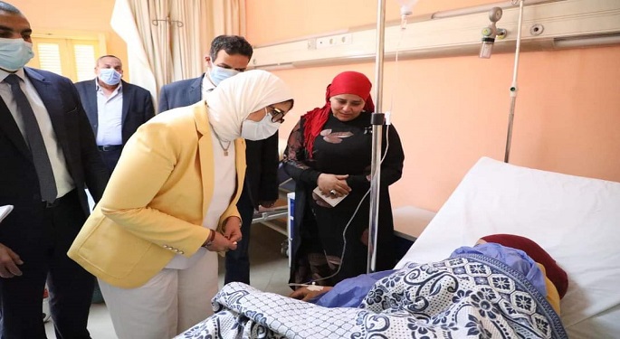 بالصور.. وزيرة الصحة تتفقد الحالة الصحية لمصابي حادث قطار طوخ
