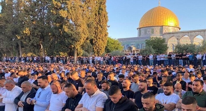 100 ألف فلسطيني يؤدون صلاة عيد الفطر في المسجد الأقصى