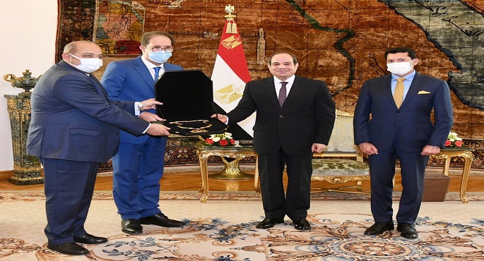 بالصور.. الرئيس السيسي يتسلم وسام استحقاق اللجنة الأولمبية الأفريقية