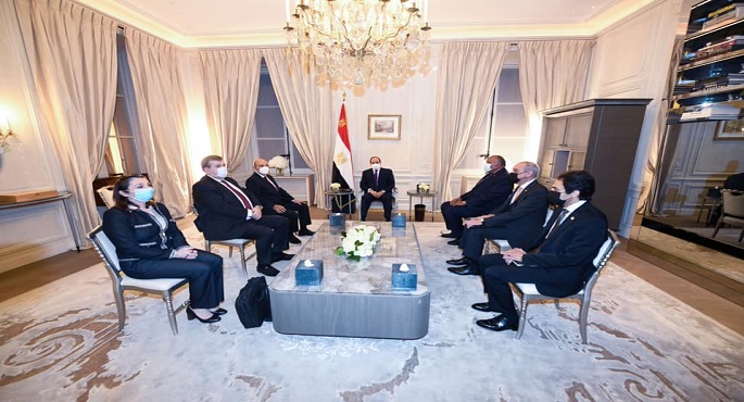 الرئيس السيسي يلتقي  الرئيس التنفيذي لشركة “داسو” بمقر إقامته بباريس